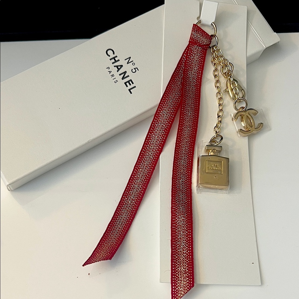 Chanel No.5 Novelty Keyring Holiday Limited Edition - Picture 5 of 10